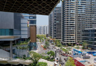 Большой просторный ТЦ Joy City, улицы города, река. 13 апреля 2026