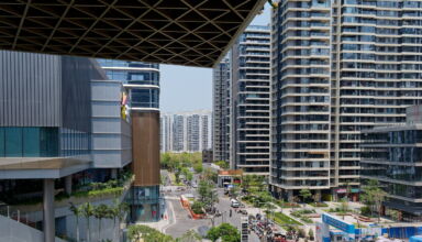 Большой просторный ТЦ Joy City, улицы города, река. 13 апреля 2026