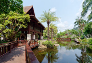 Инфо-тур в рай 🙂 Окончание альбома. За то, что в детстве слушали маму и папу, а потом и Ларису Гладкову из АвиаТурАгентства "Argo-Travel", при жизни побывали в раю. Шикарый отель, огромная территория в горах и джунглях, речки, тропические деревья и цветы, воздух. Всё на отлично! А завтрак лучший из всех, где побывал. В этом альбоме территория отеля. Много ракурсов. 2 - 17 апреля 2026.