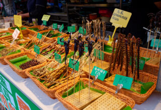 Продолжение. Целая улица еды в эпицентре туристического городка Ялунвань. Те же фонарики, музыка, всё также бурлит, кипит, жарится, продаётся и суетится. А больше там и делать нечего. Для любителей поесть, попить и попариться - Хайнань самое то :) Море можно только смотреть, купаться только в бассейне. Если бы не территория отеля, то можно сдохнуть от "некуда себя девать". Много ракурсов днём и ночью. 2 - 17 апреля 2026.