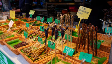 Продолжение. Целая улица еды в эпицентре туристического городка Ялунвань. Те же фонарики, музыка, всё также бурлит, кипит, жарится, продаётся и суетится. А больше там и делать нечего. Для любителей поесть, попить и попариться - Хайнань самое то :) Море можно только смотреть, купаться только в бассейне. Если бы не территория отеля, то можно сдохнуть от "некуда себя девать". Много ракурсов днём и ночью. 2 - 17 апреля 2026.