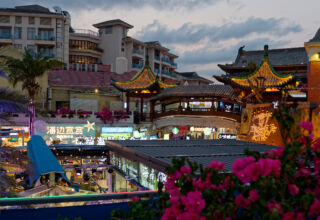 Ночная жизнь в эпицентре туристического городка Ялунвань. Фонарики, музыка, всё бурлит, кипит, жарится, продаётся. Много ракурсов днём и ночью. 2 - 17 апреля 2026.