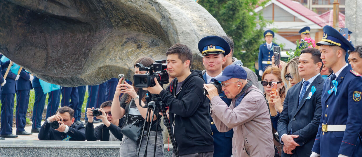 Собрал подборку из фотографий фотографов и видеографов, работающих на празднике Дня Победы. 9 мая 2026.