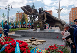 Небольшой фоторепортаж с празднования Дня Победы в Кокшетау 9 мая 2026. Вечный огонь, торжественная церемония, много людей, праздник, наверное самый сильный из всех в году.