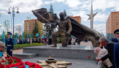 Небольшой фоторепортаж с празднования Дня Победы в Кокшетау 9 мая 2026. Вечный огонь, торжественная церемония, много людей, праздник, наверное самый сильный из всех в году.