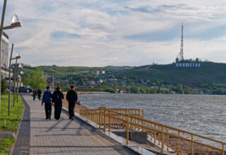 Погуляйте с нами по праздничному вечернему городу. Ул.Абая, пр.Назарбаева, площадь Абылай хана, городской парк, площадь Независимости, ул.Сагдиева (Куйбышева), новая набережная, новостройки, ул.Ауэзова - Темирбекова, первая школа, ЦУМ, внезапные портреты. Тепло, ветерок. 9 мая 2026.