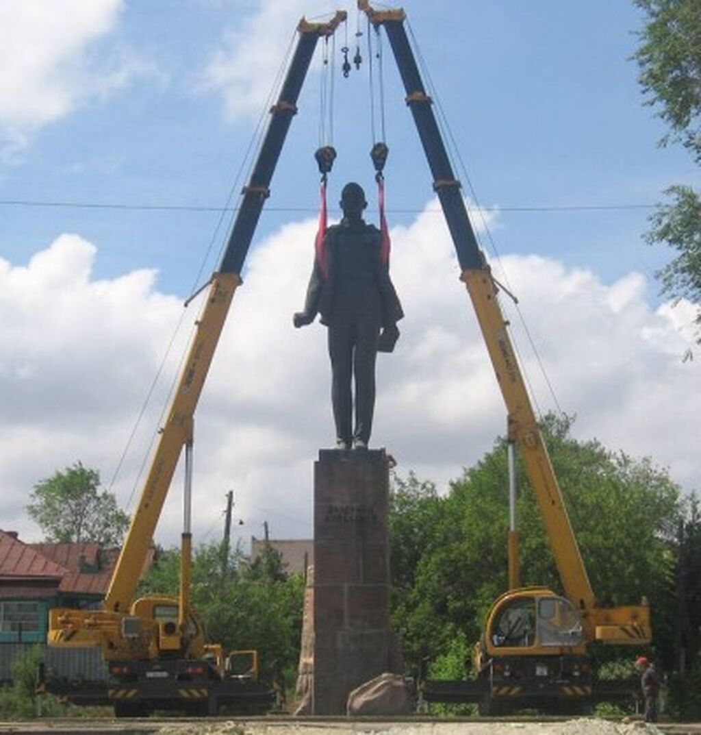 Демонтаж памятника В.В. Куйбышеву 12 июня 2012 года в Кокшетау. Фото из интернет.