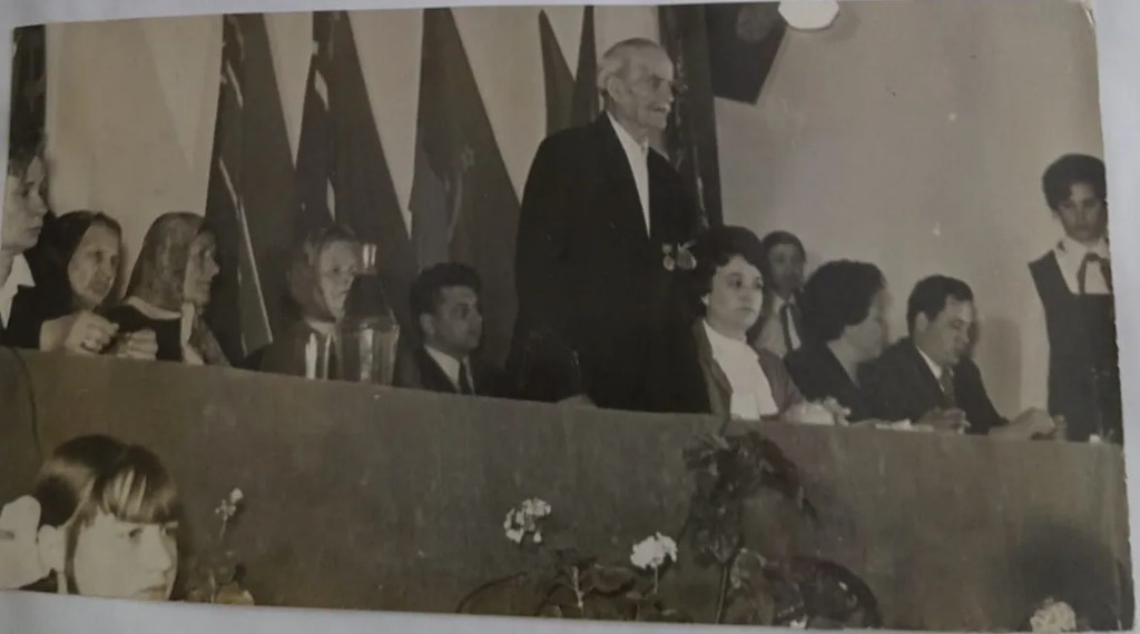 Торжественное собрание в средней школе № 11 г. Кокчетава 8 мая 1973 года, посвящённое открытию школьного музея «Молодая гвардия». Выступает Матфей Максимович Громов – отец Ульяны Громовой. Фото из архива Н.Г. Плесовских (Кузнецовой).