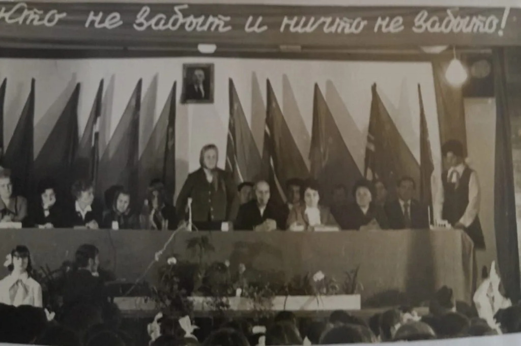  Торжественное собрание в средней школе № 11 г. Кокчетава 8 мая 1973 года, посвящённое открытию школьного музея «Молодая гвардия». Выступает Ольга Петровна Загоруйко – мама молодогвардейца Володи Загоруйко. Старшая пионервожатая Надежда Кузнецова стоит справа. Фото из архива Н.Г. Плесовских (Кузнецовой).
