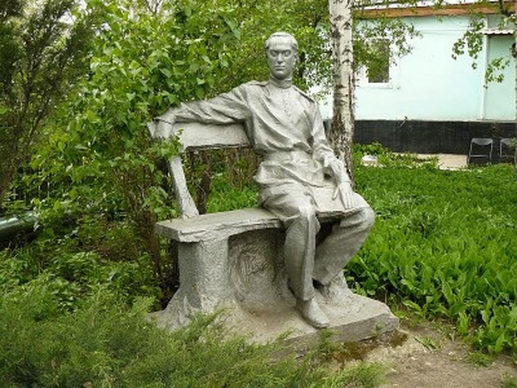 Памятник «Юный Валериан Куйбышев» установлен в 1959 году в саду Мемориального республиканского дома-музея В.В. Куйбышева в Кокчетаве. Скульптор А.В. Грубе. Фото из интернет