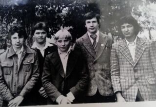Выпускники 8 "в" класса сш № 11 г. Кокчетава. Сергей Демещенко крайний слева с одноклассниками. Июнь 1981 г. Фото из архива А.И. Щербинина.