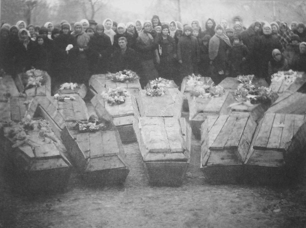 Похороны молодогвардейцев в городе Краснодоне. 1 марта 1943 год. Фото из интернет.
