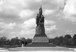 Клятва. Памятник героям «Молодой гвардии» в Краснодоне создан ворошиловградскими скульпторами В.И. Агибаловым, В.И. Мухиным, В.X. Федченко и киевским архитектором А.А. Сидоренко. Открыт 12 сентября 1954 года. Фото из интернет.