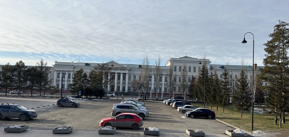 Омский кадетский корпус. Историческое здание. Парадный вход. 22 ноября 2025 года. Фото А.И. Щербинина.