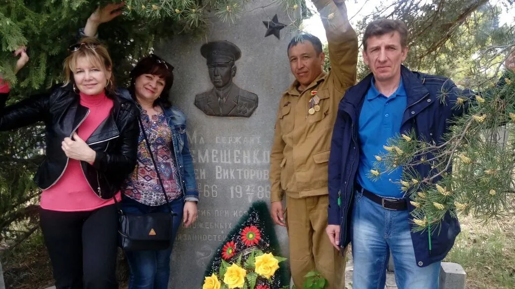 Помним! Гордимся! Чтим! 18 мая 2017 г. Слева направо: Муравьёва (Антышева) Елена, Мартемьянова (Ильинова) Ирина, воин-афганец и сослуживец Сергея Демещенко Нурбек Абилькасимов, Страбыкин Александр. Фото из архива А.И. Щербинина.