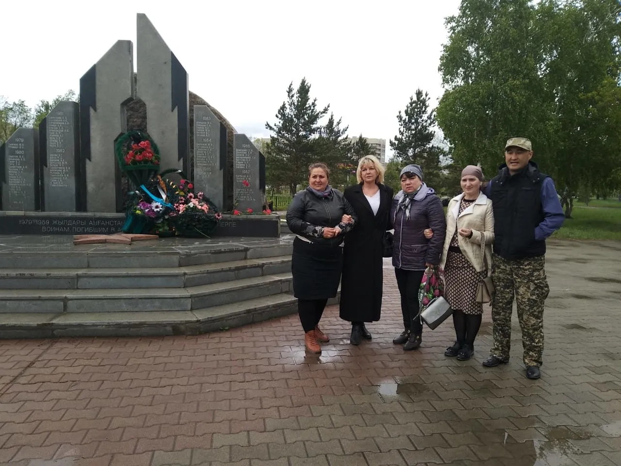 Помним! Гордимся! Чтим! Одноклассники Сергея Демещенко. 19 мая 2019 г. Фото из архива А.И. Щербинина.