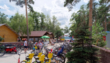 Немного картинок с центра Борового и пляжа. Район Бурабай Молл, центральная аллея на пляж, не очень много людей на пляже для воскресного дня, берег озера. Лёгкий ветер, тепло, облачно. 28 июня 2026.