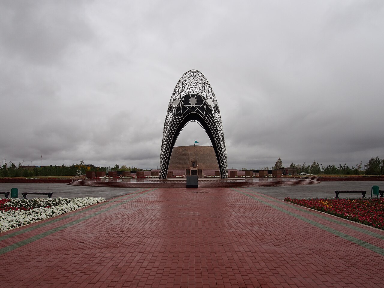 «Арка скорби» и музей комплекса «АЛЖИР» в селе Акмол, Акмолинская область. Фото из интернет.
