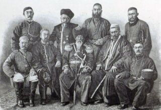 Западно-Сибирские султаны, встречавшие цесаревича Николая Александровича Романова в киргизском ауле в 12 верстах от Омска 15 июля 1891 года. Сидит в центре Чингис Валиханов (1811–1895), полковник русской императорской армии, отец Чокана Валиханова; справа сидит Ильяс Шанкарин — волостной Теренкульского уезда, скотопромышленник. Предположительно, в верхнем ряду второй слева — Иса Бердалин. Возможно, на фото присутствуют и другие участники встречи: Вали-бай, Садвокас Мусин-Шорманов, Кусаин Боштаев, Бастемий Татенев, Калмамбет Байдаулетов, Темиргали Нуркенов, Нурмухамет Саганаев, Мейрам Жанайдаров, Ислам Алиханов, Султан Найманханов, Тастанбек Шонаев, представители уйгуров (таранчи) и дунган Вали-Ахун и Ма-Чан и др. Фото Г.Е. Катанаева.