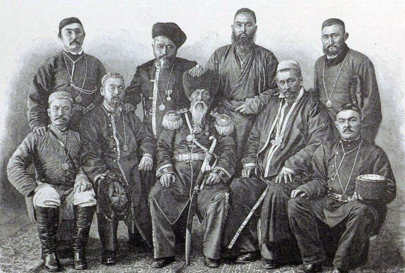 Западно-Сибирские султаны, встречавшие цесаревича Николая Александровича Романова в киргизском ауле в 12 верстах от Омска 15 июля 1891 года. Сидит в центре Чингис Валиханов (1811–1895), полковник русской императорской армии, отец Чокана Валиханова; справа сидит Ильяс Шанкарин — волостной Теренкульского уезда, скотопромышленник. Предположительно, в верхнем ряду второй слева — Иса Бердалин. Возможно, на фото присутствуют и другие участники встречи: Вали-бай, Садвокас Мусин-Шорманов, Кусаин Боштаев, Бастемий Татенев, Калмамбет Байдаулетов, Темиргали Нуркенов, Нурмухамет Саганаев, Мейрам Жанайдаров, Ислам Алиханов, Султан Найманханов, Тастанбек Шонаев, представители уйгуров (таранчи) и дунган Вали-Ахун и Ма-Чан и др. Фото Г.Е. Катанаева.