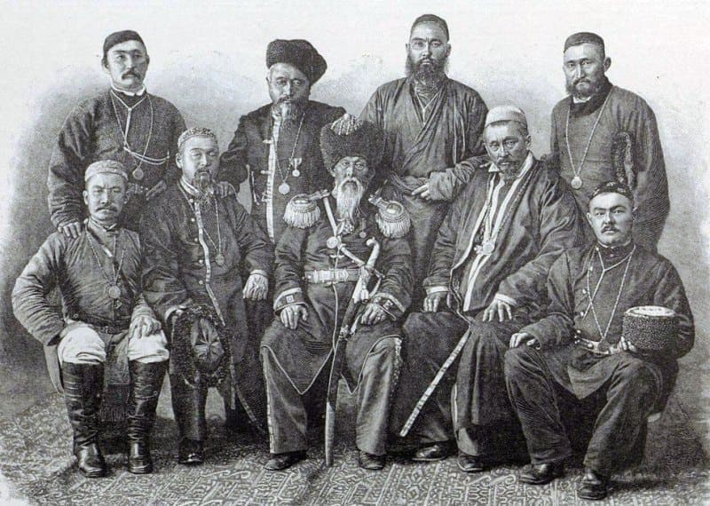 Западно-Сибирские султаны, встречавшие цесаревича Николая Александровича Романова в киргизском ауле в 12 верстах от Омска 15 июля 1891 года. Сидит в центре Чингис Валиханов (1811–1895), полковник русской императорской армии, отец Чокана Валиханова; справа сидит Ильяс Шанкарин — волостной Теренкульского уезда, скотопромышленник. Предположительно, в верхнем ряду второй слева — Иса Бердалин. Возможно, на фото присутствуют и другие участники встречи: Вали-бай, Садвокас Мусин-Шорманов, Кусаин Боштаев, Бастемий Татенев, Калмамбет Байдаулетов, Темиргали Нуркенов, Нурмухамет Саганаев, Мейрам Жанайдаров, Ислам Алиханов, Султан Найманханов, Тастанбек Шонаев, представители уйгуров (таранчи) и дунган Вали-Ахун и Ма-Чан и др. Фото Г.Е. Катанаева.