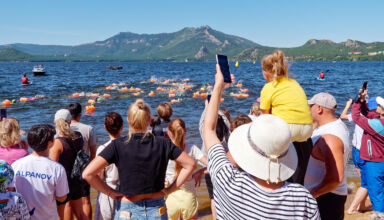 Первая часть альбома первого дня, как всегда подробного фоторепортажа с "X-WATERS KAZAKHSTAN" — крупнейшего международного заплыва на открытой воде в Казахстане. Ожидание, открытие, разминка, старт. Огромный пляж отеля "Windham Garden" забит спортсменами и болельщиками, как в Анапе ). Атмосфера соревнований, спортсмены, тренеры, организаторы. Много ракурсов в коллекцию. 8 августа 2026.