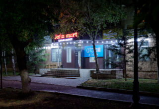 Ночная кругоСВЕТка (дальше темно) по центру города. Ул.Ауельбекова - пр.Назарбаева - ул.Абая - ул.Габдуллина. Тихо, относительно тепло, на улицах в городе почти никого. 23 августа 2025.