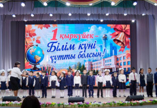 Большой фоторепортаж с торжественной линейки в ДК посёлка Окжетпес, Боровое. Волнения, торжественная часть, дети и родители, эмоции, внезапные портреты. 1 сентября 2026.