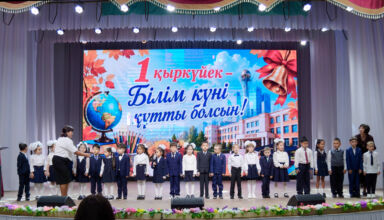 Большой фоторепортаж с торжественной линейки в ДК посёлка Окжетпес, Боровое. Волнения, торжественная часть, дети и родители, эмоции, внезапные портреты. 1 сентября 2026.
