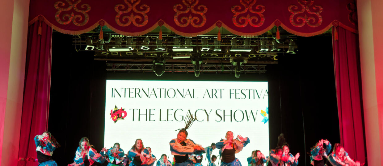 Первая часть большого фоторепортажа с международного арт-фестиваля "The Legacy Show", проходившего в ДК "Достар" г.Кокшетау. В этой части альбома фото участников, гостей, жюри, ожидание начала, выступления участников, эмоции, внезапные портреты. Очень много ракурсов в коллекцию. Фотографии в хронологическом порядке. 19 сентября 2026.