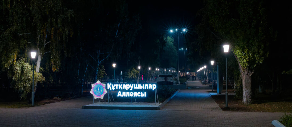 Площадь и аллея у казахского драмтеатра, домбра, фонтан, памятник пожарнику Аскару Забикулину, стенды МЧС. Тихо, туман, относительно тепло для конца сентября. Много ракурсов в коллекцию. 22 сентября 2026.