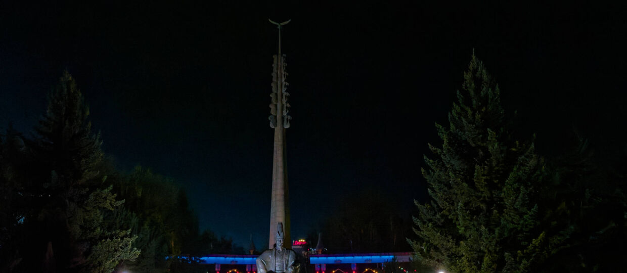 Площадь и памятник Абылай хана, гостиница Кокшетау, почтамт, здание областного акимата, ул.Абая. Тихо, туман, относительно тепло для конца сентября. Много ракурсов в коллекцию. 22 сентября 2026.