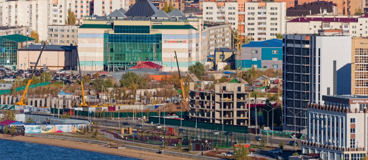 Крупноплановые кадры для панорамы через озеро. Снято в процессе съёмки уже традиционной ежегодной большой панорамы города с сопки Букпа (телевышка). В кадре строящаяся больница, микрорайон Сарыарка, Болашак сарай, новостройки, набережная, храм, элеватор, мечеть, рынок, северо-восточная и восточная промзоны, юго-восточная часть города, гора Кокшетау (Синюха) у города, озеро Копа, виды на город через озеро, и всё, до чего можно дотянуться оптикой. Очень много кадров в коллекцию. 10 октября 2026.