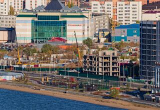 Крупноплановые кадры для панорамы через озеро. Снято в процессе съёмки уже традиционной ежегодной большой панорамы города с сопки Букпа (телевышка). В кадре строящаяся больница, микрорайон Сарыарка, Болашак сарай, новостройки, набережная, храм, элеватор, мечеть, рынок, северо-восточная и восточная промзоны, юго-восточная часть города, гора Кокшетау (Синюха) у города, озеро Копа, виды на город через озеро, и всё, до чего можно дотянуться оптикой. Очень много кадров в коллекцию. 10 октября 2026.