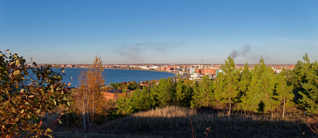 Большая (16288*4575px 18мб) панорама города Кокшетау общим планом с крайней северной точки сопки и кадры, из которых она собрана. Снято в процессе съёмки уже традиционной ежегодной большой панорамы города с сопки Букпа (телевышка). В кадре фрагмент "Бармашки", озеро Копа, набережная, виды на город через озеро, улица Ауэзова и всё, до чего можно дотянуться оптикой. 10 октября 2026.