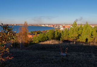 Большая (16288*4575px 18мб) панорама города Кокшетау общим планом с крайней северной точки сопки и кадры, из которых она собрана. Снято в процессе съёмки уже традиционной ежегодной большой панорамы города с сопки Букпа (телевышка). В кадре фрагмент "Бармашки", озеро Копа, набережная, виды на город через озеро, улица Ауэзова и всё, до чего можно дотянуться оптикой. 10 октября 2026.