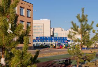 В этой части большого октябрьского путешествия в новый город - микрорайон Сарыарка, точнее самая северная его часть. Новостройки, МОБ, лицеи, школы, улицы и дома. Самое начало или конец города (выберите нужное). Тихо, солнечно, тепло, смог. Много ракурсов в коллекцию. 26 октября 2026