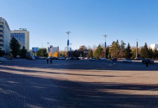 Большая коллекция открыток осеннего города. Ул. Ауельбекова, проспект Назарбаева, ул. Сатпаева, площадь Абылай хана, городской парк, площадь Независимости. Тихо, относительно тепло, солнечно. Много ракурсов в коллекцию. 30 октября 2026.