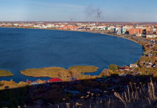 "Северная, восточная и юго-восточная части города". Большая осенняя панорама города. Кокшетау Онлайн. Большая обзорная панорама северной, восточной и юго-восточной части города с сопки Букпа (телевышка). В кадрах много строений за озером, строящийся больничный комплекс, Сарыарка, Центральный, церковь и мечеть, озеро Копа, набережная, элеватор, рынок, центр города, немного ул.Ауэзова и Бармашки. Панорама очень большая и подробная, не рекомендую смотреть на телефоне. Под эскизом ссылка на полноразмерную панораму. 10 октября 2026.