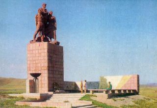 Памятник борцам за установление советской власти в Кокчетаве. 1974. Фото Б. Подгорного и К. Рошковского. Открытка из набора к 150-летию Кокчетава, 1974 год.