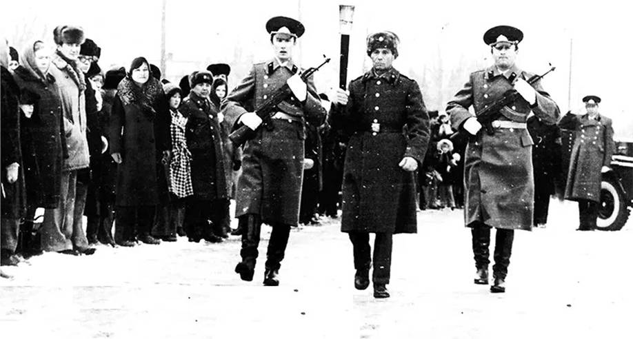 С факелом Герой Советского Союза старшина Остапенко А.Н. (1925-1979), справа старший лейтенант Байковский В.Т. 5 ноября 1977 года. Зажжение Вечного огня. Фото из архива горвоенкомата г. Кокшетау. «Акмолинская правда». 3 ноября 2017 г.